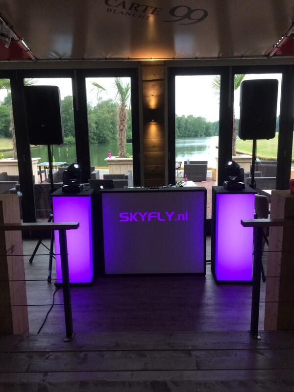 Vanavond sta ik met de Basic show van <a href="/skyflynl/">SKYFLY DJ shows</a> op de bruiloft van Paul en Karin in Carte Blanche 99 aan Het Hulsbeek