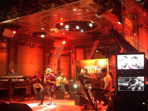 Program başladı! Kral Pop Akustik'te bu akşam Gökhan Çınar'ın konuğu Gökhan Türkmen.