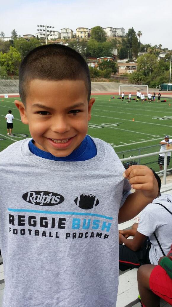 EmerySong's tweet photo. Representing! #reggiebush #footballprocamp #sandiego #san @ProCamps @RalphsGrocery http://t.co/OwZiOBA6u1