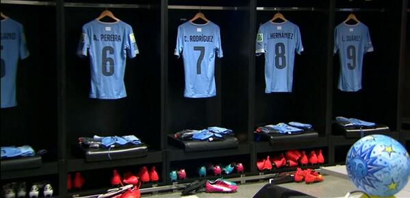 Ya está pronto el vestuario celeste. Como siempre en el vestuario, está la remera de Luis Suárez