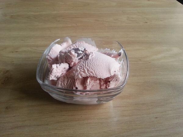 Jondalex's tweet photo. @BenJerrysNL idd Greek'ing good! De reclame op spottify en contact met jullie via social heeft gewerkt. #Marcom http://t.co/WEaNUwjs6t