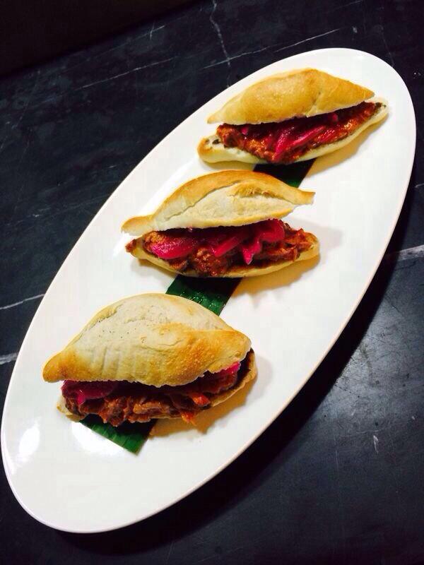 No te pierdas mañana el partido México-Holanda, a partir de las 10am, que tal un "Trío de tortitas de cochinita"