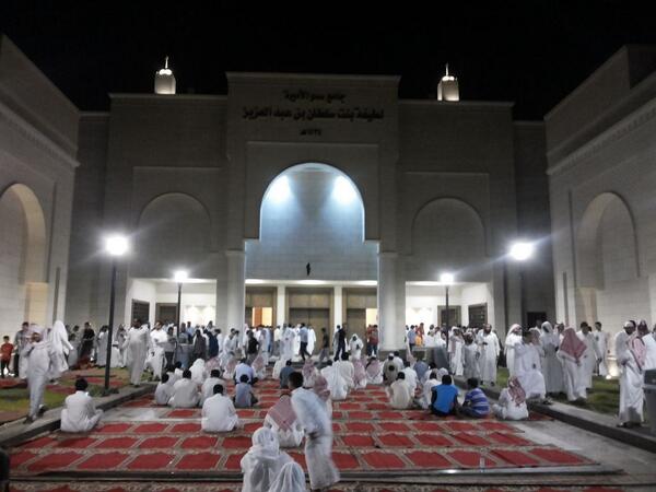 AbuZaid_1's tweet photo. @LatifaMosque
السلام عليكم
الحمدلله أن وفقنا لصلاة أول تراويح في رمضان 1435
خلف حبيبنا @nasseralqtami 
اللهم تقبل منا http://t.co/Zn0LmWEssx
