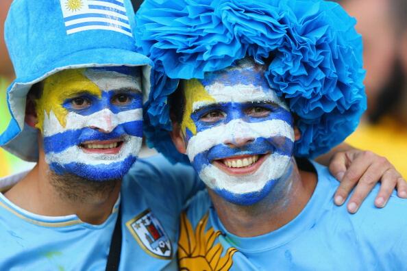 TO2Uruguay's tweet photo. #Brasil2014 #URU vs #COL | Los hinchas ya están prontos en el Maracaná http://t.co/V6rXeZm8gu
