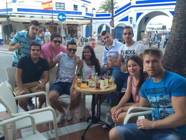 antoniomanilva's tweet photo. De happy @laurabm27 @joni_javier @AngelRdez90 @laurita_lgr #chato#algaida #cumpledelkisko http://t.co/Sas5XvLLYn