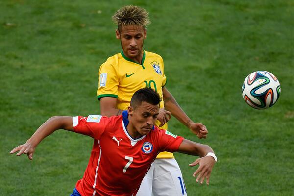 latercera's tweet photo. Alexis brilló en el duelo frente a Neymar, el brasilero nunca pudo con su marca  http://t.co/PZv4QhDYAU http://t.co/uixROLppPB