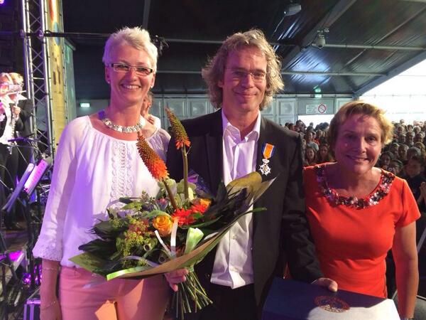 Carl Wittrock kreeg de onderscheiding opgespeld door Comm van de Koning Ank Bijleveld in de Goorse Schoolfeesttent