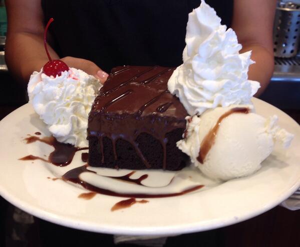 LindenhurstDine's tweet photo. Indulge with a brownie sundae #sundaefunday http://t.co/MsoIbIVFeI