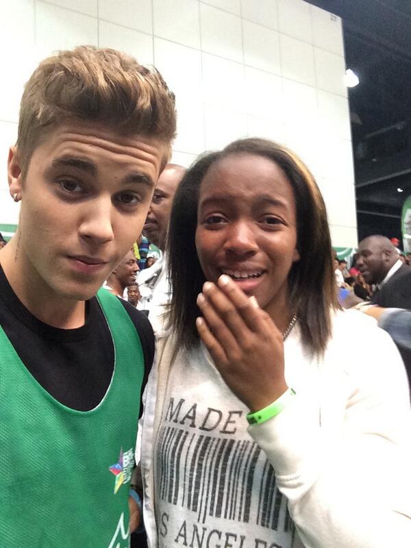 thejustinkrew's tweet photo. OMFG GUYS I JUST MET JUSTIN I JUST MET HIM I JUST MET MY IDOL IM STILL CRYING TYSM HE LOOKED AT ME @Justinbieber http://t.co/pfSOKTyPhj