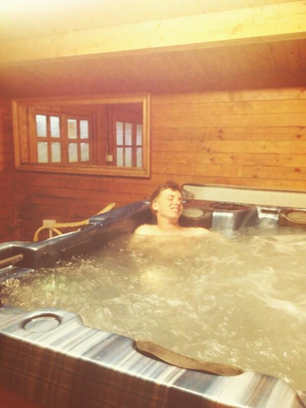 george_ezra's tweet image. The 'Hot Tub Tent' is a real hit, I'm losing my shit #TopsOff #BottomsOff #Petan