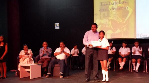 JRMSolidaridad's tweet image. Entrega de reconocimientos a los niños participantes, a cargo de sus padrinos quienes les obsequiaron un libro.