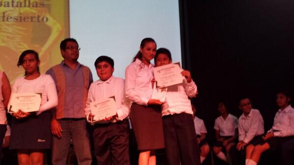 JRMSolidaridad's tweet image. Entrega de reconocimientos a los niños participantes, a cargo de sus padrinos quienes les obsequiaron un libro.