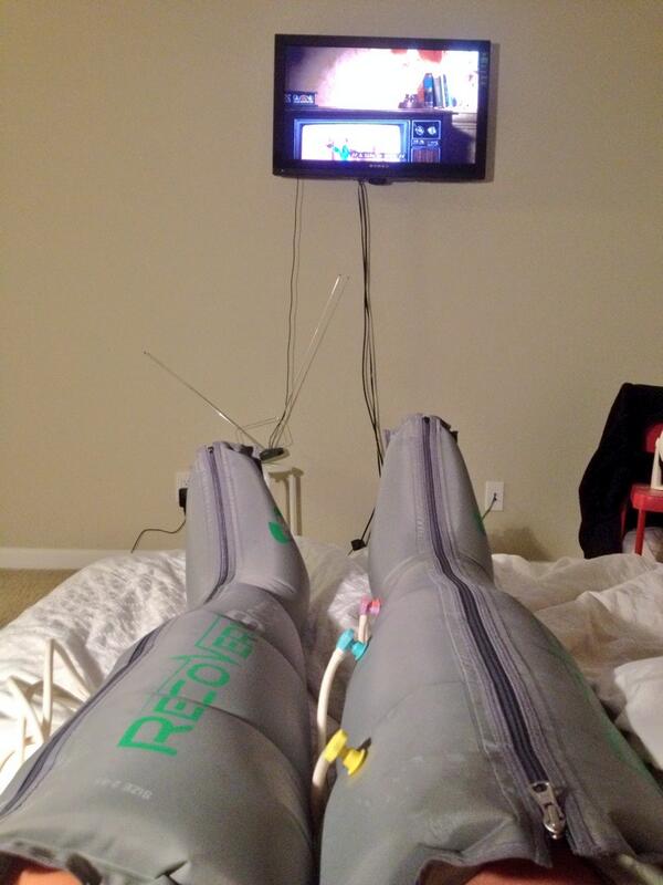 valecarvallop's tweet image. Despues de un largo dia de training la mejor compañia, @RecoveryPumpCL y una buena movie!!