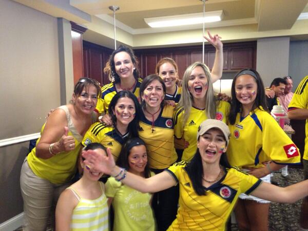 arabellatorito's tweet photo. Celebrando con mis amigas colombianas! Q ambiente #Brazil2014 http://t.co/IoB0d427cc