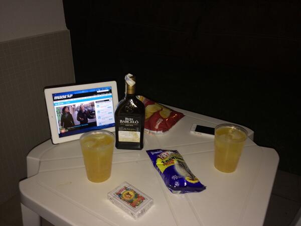 pedro_ubd's tweet photo. Buena noche para empezar el santo! Playita y copas! Con la persona que me alegra cada dia! @ferrandiz_m tq! http://t.co/B1tpw7CeoT