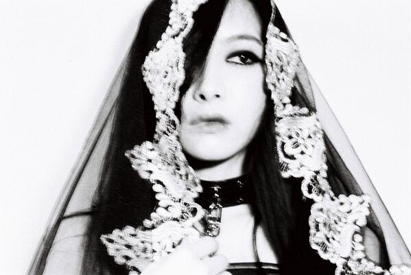 SMTOWNGLOBAL's tweet photo. Check out #fx's #RedLight teaser image! http://t.co/E6vDDltt3J