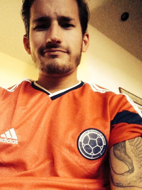 FC_MRMedellin's tweet image. (FOTO)

de ricky con la camisa colombiana @MRmusica 

#notasMR

#familiaMR