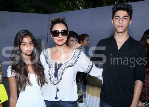 #GauriKhan with Aryan and Suhana at #Delhi to launch #TheBrownBox || More pictures here: facebook.com/media/set/?set… ||