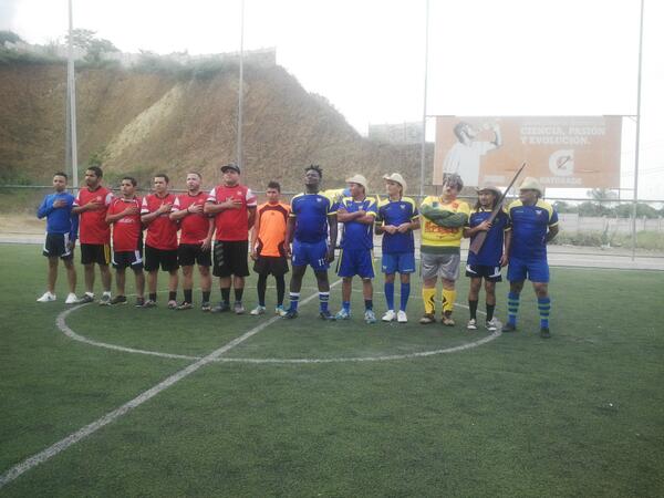 Los_Compadritos's tweet photo. #loscompadritos vs #rubenelrey esta súper chevere http://t.co/raJVFb36Zk