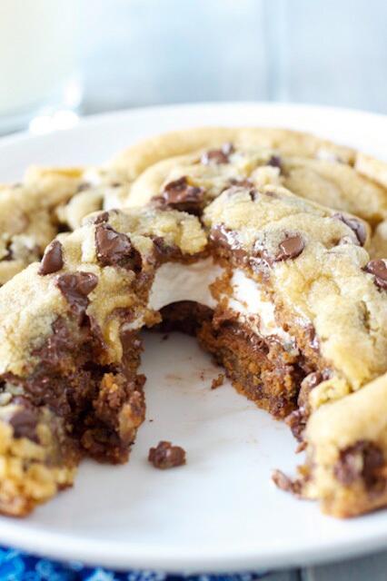 DamnFoodPorn's tweet photo. S'mores Stuffed Cookies ' http://t.co/CkbM1cKs8G