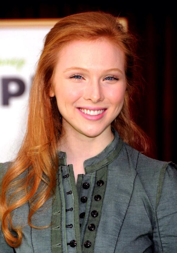 RT_orFave's tweet photo. Who's better? 
RT for Diaspro (voice of Ariana Grande)
Fave for Bloom(voice of Molly Quinn) http://t.co/Zj483GgUaH