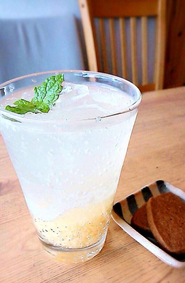 【手作りジンジャードリンク】
刻んだ生姜で作ったスパイシーな炭酸ドリンクです。これを飲むと頭がスカッとしますよ🍺✨