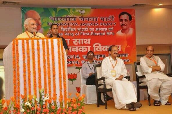 PoonambenMaadam's tweet image. सांसद जनता के बीच रहकर उनकी सुनें और अपने संसदीय क्षेत्र के विकास के लिए हर समय तत्पर रहें।
#MPkiPathshala