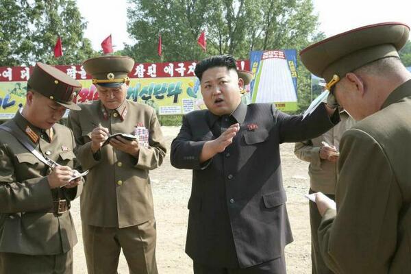 norcoreano's tweet photo. Si hay viento hacia la izquierda, tira el misil un poco más a la derecha, que tengo que explicarlo todo, cojones. http://t.co/DRxIRdnzbC