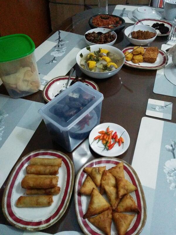 Ada Say ur Awesome.. :O RT "<a href="/mozta_/">Ary Mozta</a>: Mari makaaan! \o/ "