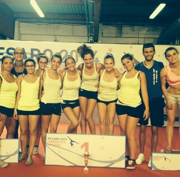 spanu_federica's tweet photo. Grande squadra🏆❤️ #pesaro2014 #ginnasticainfesta http://t.co/otoefM5ip5