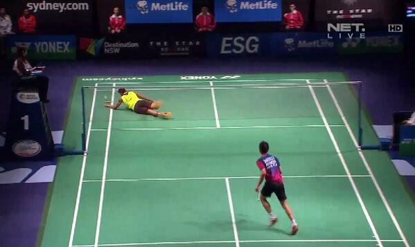 fit_star's tweet image. :O &quot;@netmedia_info: Smash silang Simon Santoso buat Lin Dan terjatuh #NETAustraliaOpen2014 http://t.co/vSO4lzufiE&quot;