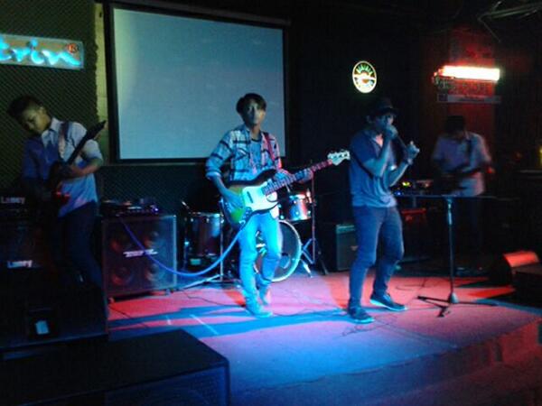 Valeriand_ID's tweet image. Ini foto kita saat perform di maitrin resto &amp;amp; lounge