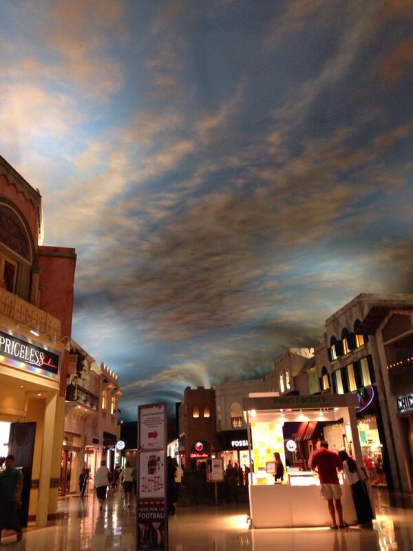 TheiCompass's tweet photo. The mall inside #PlanetHollywood http://t.co/VJXM7gClC5