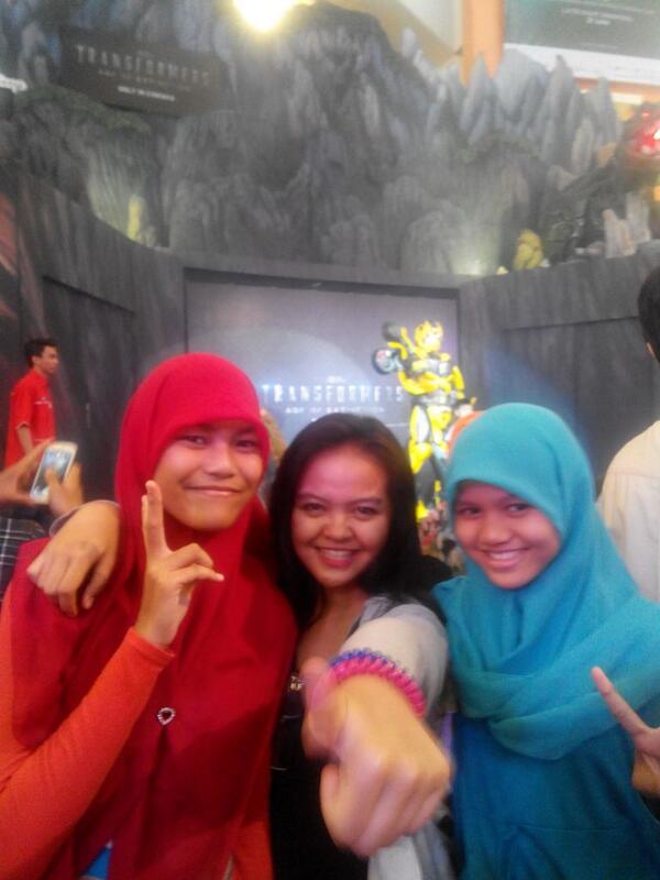 dindaSyu's tweet photo. Cuma bisa meet and greet sama Optimus Prime n Bumble Bee .. keabisan tiket 😒 http://t.co/flIH9JPF97