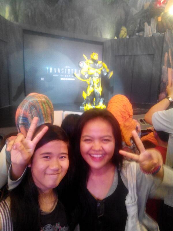dindaSyu's tweet photo. Cuma bisa meet and greet sama Optimus Prime n Bumble Bee .. keabisan tiket 😒 http://t.co/flIH9JPF97