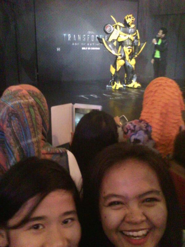 dindaSyu's tweet photo. Cuma bisa meet and greet sama Optimus Prime n Bumble Bee .. keabisan tiket 😒 http://t.co/flIH9JPF97
