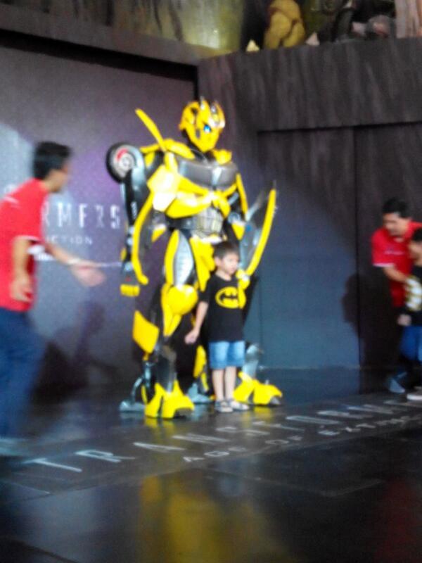 dindaSyu's tweet photo. Cuma bisa meet and greet sama Optimus Prime n Bumble Bee .. keabisan tiket 😒 http://t.co/flIH9JPF97