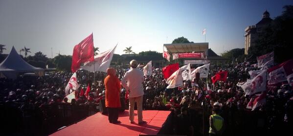udariq's tweet photo. Abah @iskan_dahlan menjadi Jurkam u/ Jokowi-JK di Ponorogo.. Demi Indonesia Hebat !! cc @ErickAntariksa http://t.co/zoGfq7TkoP
