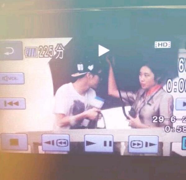 exoverflow's tweet photo. Luhan was talking to the airport staff and he helped her to open the door. Such a gentleman.

http://t.co/9orGaUovPF http://t.co/76N3DkAa3L