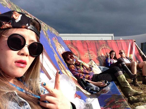 ThisisGoChic's tweet photo. Glastonbury Day 3  after the heavy raining afternoon, sun came up selfie yo http://t.co/gMfSm5RGXy
