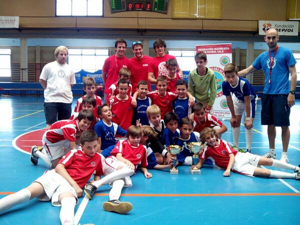 Jaimeld5's tweet photo. "@FEMAFUSA: Gran detalle de los dos finalistas de la Copa Alevín posando todos juntos http://t.co/xJDHTmdgin"