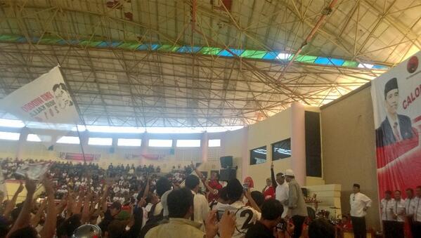 udariq's tweet photo. Dari Ponorogo @iskan_dahlan langsung melanjutkan kampanye Jokowi-JK di Magetan bersama Didi Kempot.. @ErickAntariksa http://t.co/HDx07eAXRM