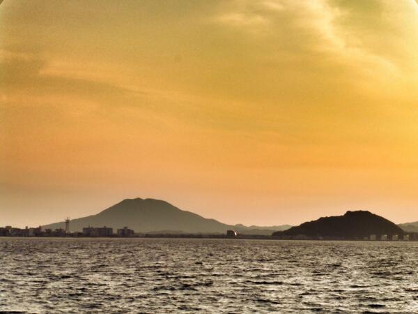 007tora's tweet photo. ( Evening Now at Hakata bay in Japan)
29 Jun. 18:42
博多湾夕暮れの華、糸島富士(可也山365m)です。 http://t.co/ZXAGKyq7Y4