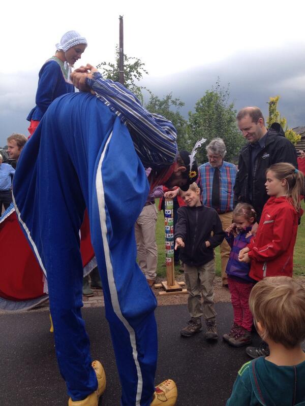 parklingezegen's tweet photo. 1e #Klompenpad in #lingezegen geopend op Dag van Park Lingezegen met @SLGelderland, @JohanSluiter en Circus Klomp! http://t.co/loZzh0Vacv