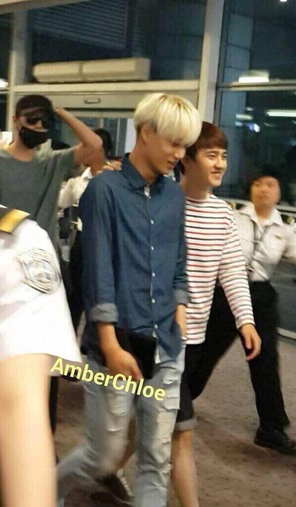 EXO_wave's tweet photo. [140629] Too many KaiSoo moments at Hong Kong airport! (Credits: AmberChloe) http://t.co/gx4sBJMd4N