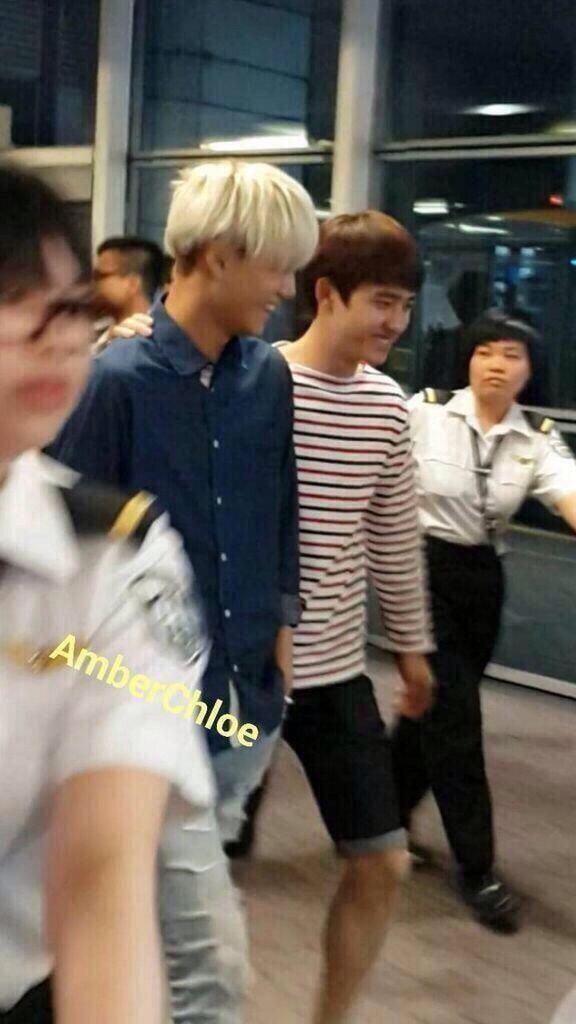 EXO_wave's tweet photo. [140629] Too many KaiSoo moments at Hong Kong airport! (Credits: AmberChloe) http://t.co/gx4sBJMd4N