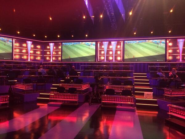 We kijken ook in #studiobaarn zo opnamens voor #leermijnvrouwen kennen ! Met <a href="/langefrans/">Lange Frans</a> en leco