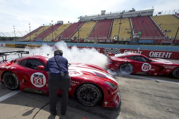 TommyKendall11's tweet photo. Here's to no rule against spinning tires leaving pits! #MERICA http://t.co/7vdrdjmyur