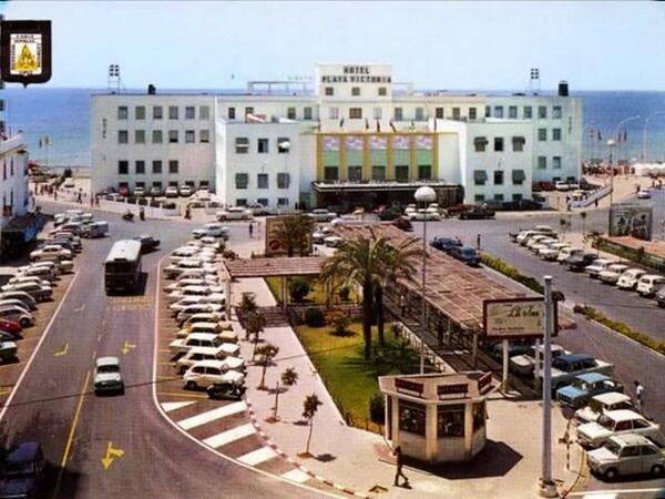 HistoriadeCadiz's tweet photo. Postal de la Glorieta del ingeniero La Cierva y el hotel Playa Victoria en la decada de los 70' https://t.co/A5ulrK4pfI
