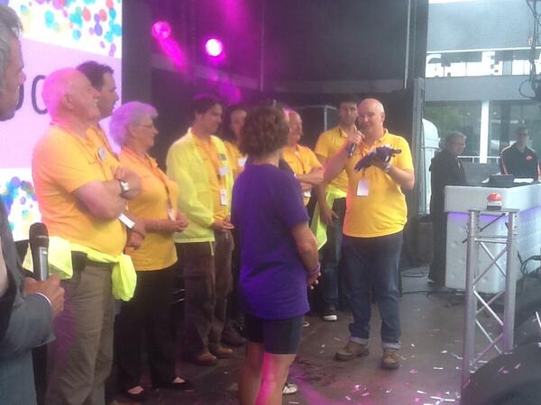 Wobine Buijs- Glaudemans (@wjlbuijs) on Twitter photo De vlag wordt overhandigd aan <a href="/berghemnl/">berghem.nl</a> 11 en 12 april inschrijving geopend! <a href="/SamenloopOss/">Samenloop Oss</a> De vlag wordt overhandigd aan <a href="/berghemnl/">berghem.nl</a> 11 en 12 april inschrijving geopend! <a href="/SamenloopOss/">Samenloop Oss</a>
